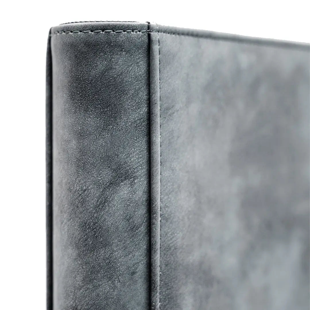 Detalj sivog Gemloader albuma za toploadere