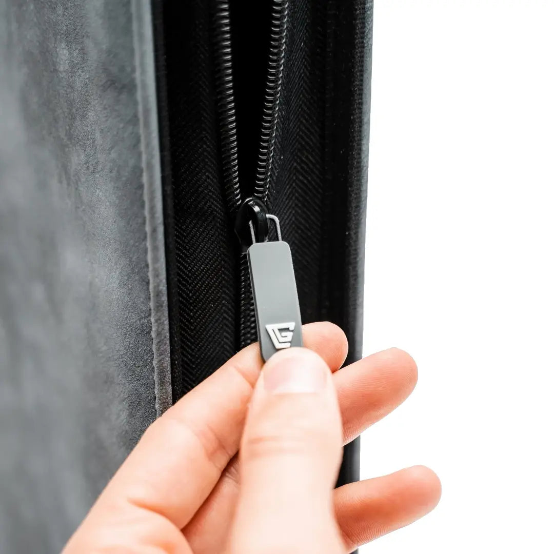 Gemloader sivi album za karte u toploaderima s detaljem zatvarača