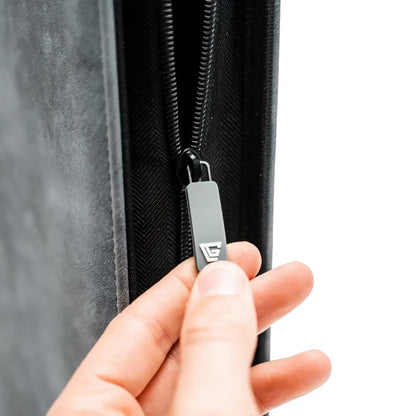 Gemloader sivi album za karte u toploaderima s detaljem zatvarača