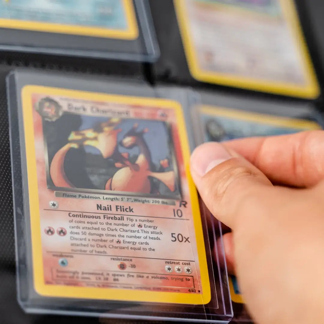 Gemloader album za toploadere s detaljem Dark Charizard karte